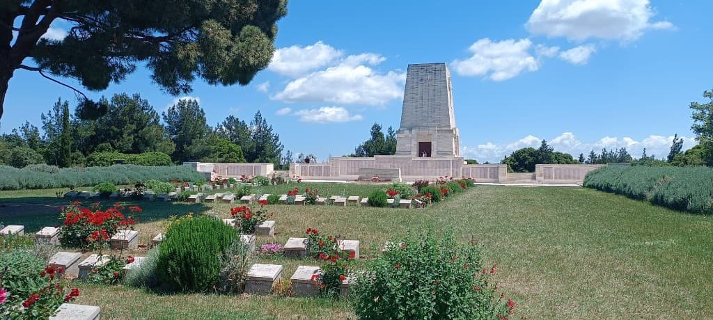 Mémorial des martyrs de Çanakkale avec le drapeau turc 2