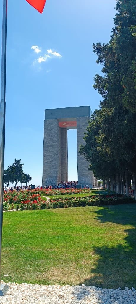 Mémorial des martyrs de Çanakkale avec le drapeau turc 1